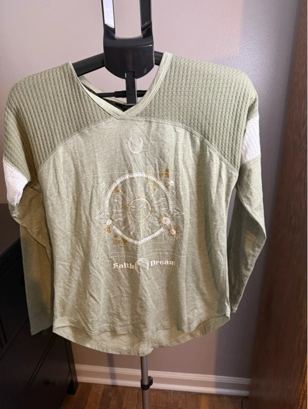 Sable Sky Celestial Sun Moon Graphic Long Sleeve Top Women’s Medium Sage Green